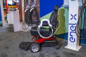 JuiceAbility, il dispositivo per ricaricare le sedie a ruote elttriche sulle colonnine delle auto
