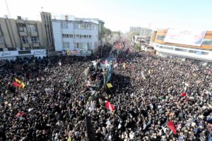 Iran, 35 morti nella calca a Kerman durante la cerimonia di sepoltura di Soleimani 