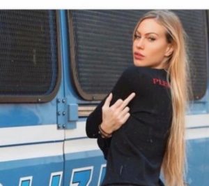 Paola Ferrari contro Taylor Mega e il dito medio alla polizia: "Foto orrenda, giustificazioni pietose"