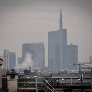 Smog a Milano, Beppe Sala: "Dal 2023 stop alle caldaie a gasolio"