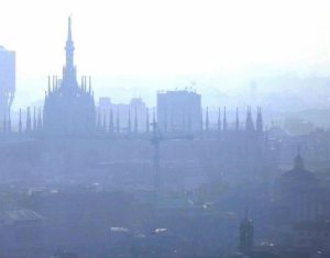 Milano e Torino, polveri sottili oltre il livello di guardia. Scattano le limitazioni alle auto