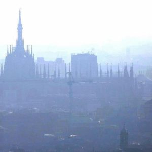 Milano e Torino, polveri sottili oltre il livello di guardia. Scattano le limitazioni alle auto