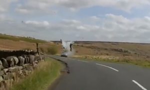 YOUTUBE Frontale contro un'auto, motociclista vola in aria per 4 metri VIDEO