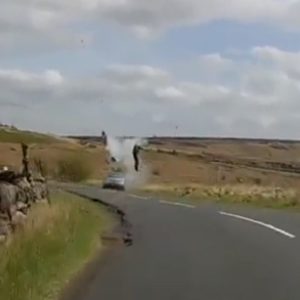 YOUTUBE Frontale contro un'auto, motociclista vola in aria per 4 metri VIDEO