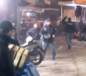 Napoli, baby gang contro la polizia: lancio di oggetti e petardi VIDEO