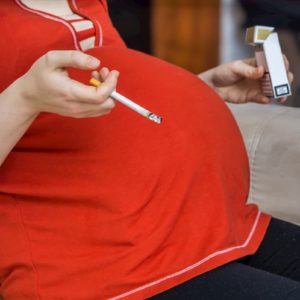 Fumare in gravidanza aumenta il rischio di fratture per il neonato
