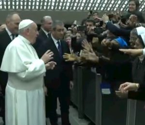 Papa Francesco, una suora tenta di strattonarlo, lui risponde ironico: "Basta che non mordi" VIDEO