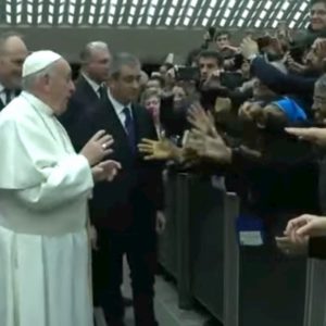 Papa Francesco, una suora tenta di strattonarlo, lui risponde ironico: "Basta che non mordi" VIDEO