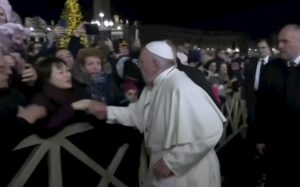 Papa Francesco strattonato da una donna: Bergoglio si infuria e la schiaffeggia VIDEO