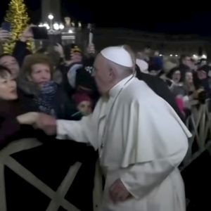 Papa Francesco strattonato da una donna: Bergoglio si infuria e la schiaffeggia VIDEO