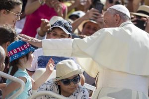 Se il Papa arriva in visita in città, gli italiani fanno meno l'amore (o usano più contraccettivi)