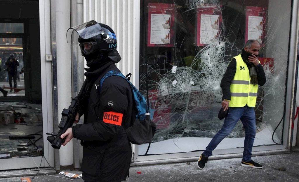 scontri parigi polizia ansa 