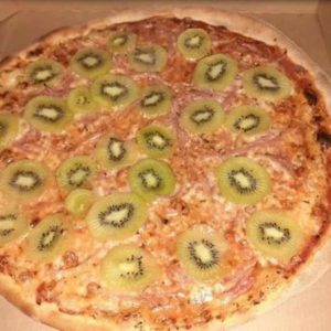 Pizza con kiwi: l'ultimo scempio arriva dalla Svezia, ma la rete si ribella