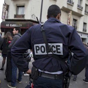Francia, uomo accoltella passanti vicino Parigi: 4 feriti. Poi scappa, polizia spara e lo uccide