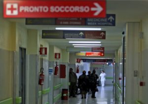 Capodanno, 19enne ferita da proiettile vagante ad Aversa. A Bari crolla controsoffitto: 4 feriti