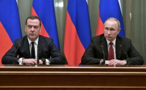 Russia, il governo Medvedev si dimette. Si va verso la riforma della Costituzione per un Putin ad libitum