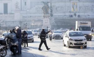 Roma, allerta smog: Raggi valuta stop a tutti i diesel martedì 14 gennaio