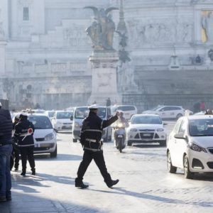 Roma, allerta smog: Raggi valuta stop a tutti i diesel martedì 14 gennaio