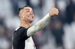 Cristiano Ronaldo, nuovo look con codino e frecciata all'Inter: "Spero che perda"
