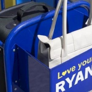 Ryanair aumenta ancora il prezzo dei trolley: fino a 15,40€ in più per portarlo a bordo