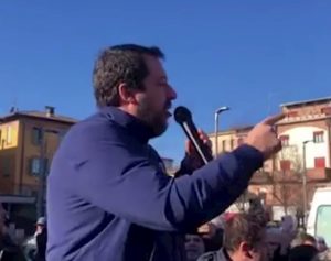 Salvini ad una contestatrice a Reggio Emilia: "Qui non ci sono fascisti, solo italiani orgogliosi di esserlo" VIDEO