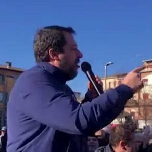Salvini ad una contestatrice a Reggio Emilia: "Qui non ci sono fascisti, solo italiani orgogliosi di esserlo" VIDEO