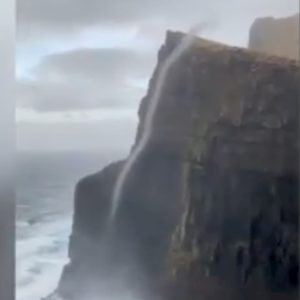 Tromba marina risale la scogliera di Beinisvoro, alle isole Faroe VIDEO