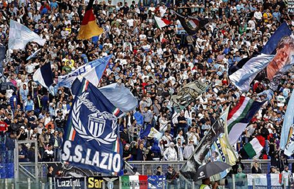 Lazio-Roma senza tifosi allo stadio ma ultras scortano pullman delle squadre all'Olimpico
