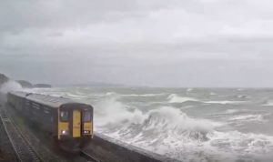 Inghilterra, le onde distruggono i finestrini del treno in Devon VIDEO