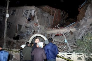 Terremoto in Turchia: scossa di magnitudo 6,7 vicino ad Elazig. Ci sono vittime