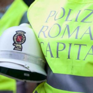 Roma, il ministro Lamorgese sgrida i vigili: "Basta jeans, indossate la divisa"