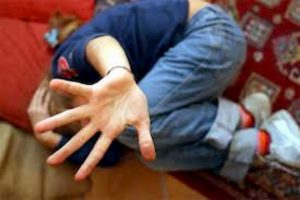 Forlì, irrompe in casa di notte e violenta ragazzino autistico di 15 anni. Arrestato 28enne 