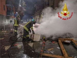 Milano, vigili del fuoco aggrediti durante un intervento per un incendio