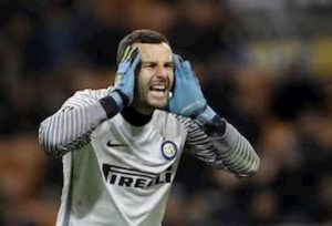 Inter, infortunio Handanovic: il portiere potrebbe saltare il derby