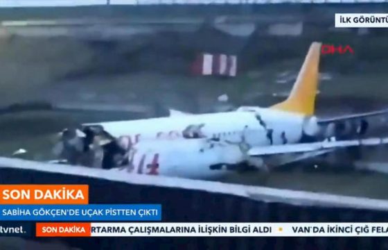 Istanbul, aereo finisce fuori pista e si spezza in due: almeno 21 feriti FOTO-VIDEO 02