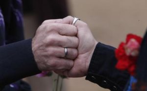 Padre di famiglia accusa l'ex amante gay di tradirlo con sua moglie. Il processo a Rimini