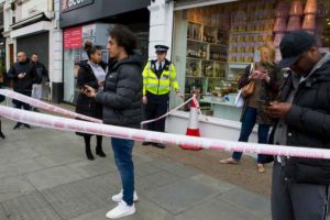 YOUTUBE Attacco con coltello a Londra: l'attentatore a terra, la scena ripresa dai passanti