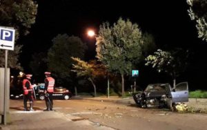 Moscufo, auto si schianta contro un albero: morte 4 persone