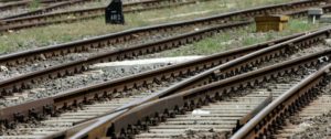 Carpi (Modena), selfie e video mentre lanciavano sassi contro i treni: tre minorenni nei guai