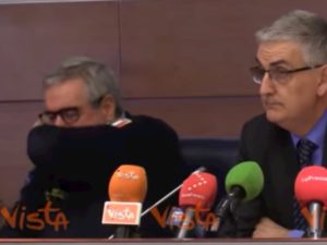 Coronavirus, Angelo Borrelli in conferenza stampa tossisce sul gomito come da norme precauzionali VIDEO