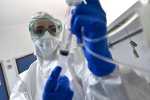 Coronavirus l'altra Italia che reagisce al contagio: quello che si barrica, quello che fa il prof...