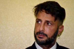 Fabrizio Corona lascia la comunità: in hotel prima dei domiciliari nella nuova casa