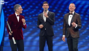 Djokovic e Fiorello a Sanremo: cantano Terra promessa e giocano a tennis