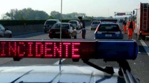 A4 Torino-Milano, scende dall'auto per controllare i danni di un tamponamento: travolto e ucciso