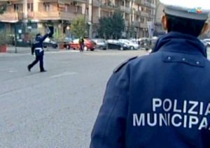 Roma, incidente sulla Pontina: auto si ribalta, morto un uomo