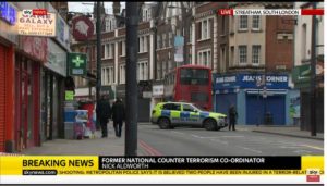 Londra: uomo accoltella passanti, polizia lo uccide. "E' terrorismo"