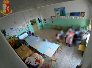 Alessandria, picchiava bimbo disabile: maestra sospesa e denunciata per maltrattamenti