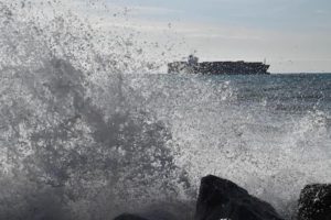 Bari, vento a 50 nodi: tre traghetti e due cargo bloccati in mare