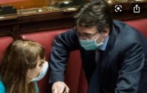 Coronavirus, lezione dall'Iran, Italia alla gogna da 2 deputati in maschera 