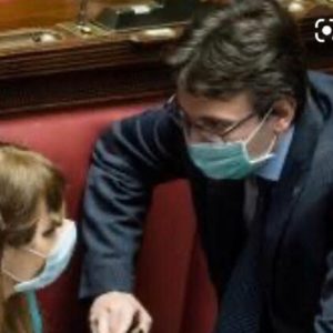 Coronavirus, lezione dall'Iran, Italia alla gogna da 2 deputati in maschera